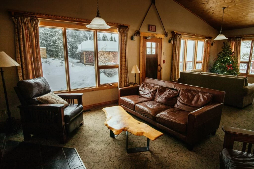 7 Simple Western Living Room Ideas for a Wild West Vibe! 7 Western Living Room Ideas - Mountain Lodge Decor by All Things Snug